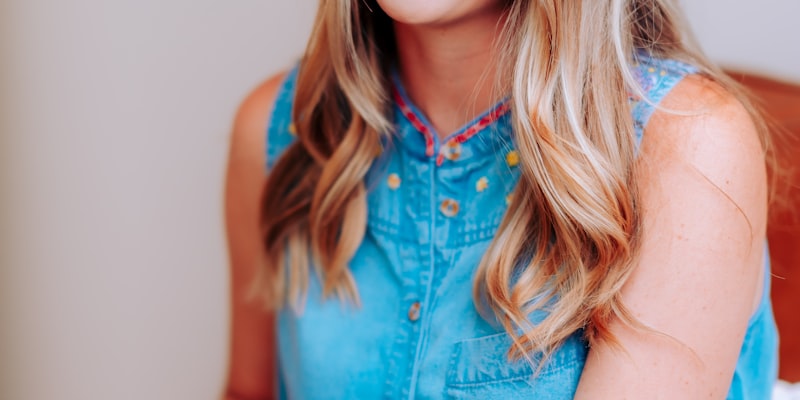 预测的世界杯冠军球队旗帜在体育场中央飘扬的壮观场景